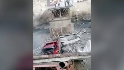 В Дагестане под проезжающим грузовиком рухнул мост