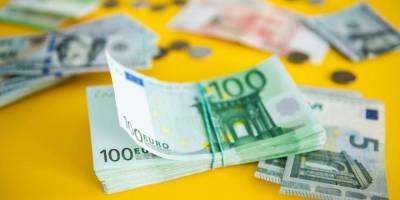 Доллар и евро стремятся вниз на открытии межбанка
