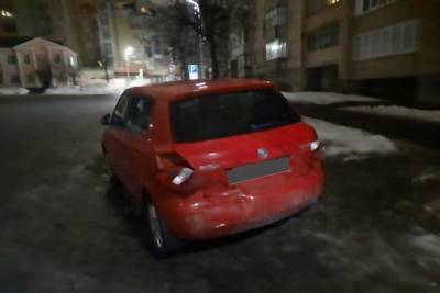 В рязанском дворе пьяный водитель протаранил припаркованную «Шкоду»