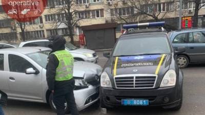 На красный по полосе для транспорта: в Киеве водитель собрал комбо нарушений и влетел в полицию