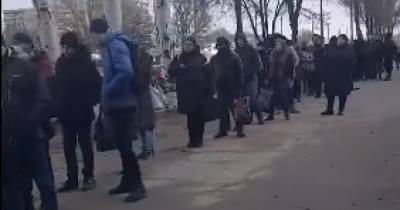 40 минут ожидания и 60 человек позади: как в Запорожье добираются до работы (видео)