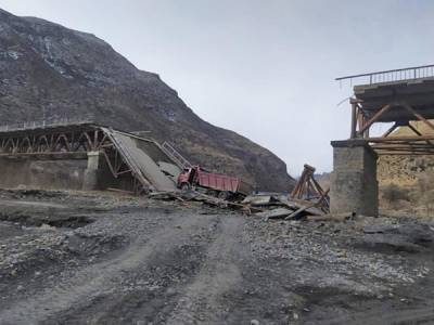 В Дагестане рухнул мост при проезде по нему КамАЗа
