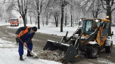 Почти 800 единиц техники борются с последствиями снегопада в Петербурге