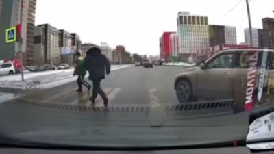 Вставший на "зебре" водитель отомстил пнувшему его машину пешеходу