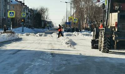 Дорожные службы Ишима полностью перекрывают улицы для уборки снега