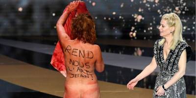 Протест против антиковидной стратегии. Актриса оголилась на сцене церемонии «французского Оскара»