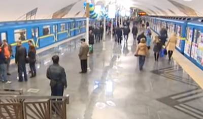В киевском метро люди стоят друг у друга "на головах", что происходит: "очередь образовалась еще до входа..."