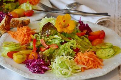 В Перми работник школьной столовой голыми руками наложил салат