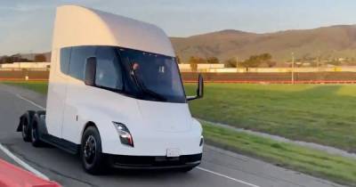Tesla показала испытательный заезд грузовика Semi (видео)
