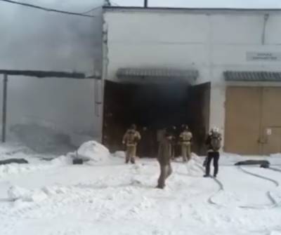 Почти 40 человек тушили крупный пожар на складе в Кемерове