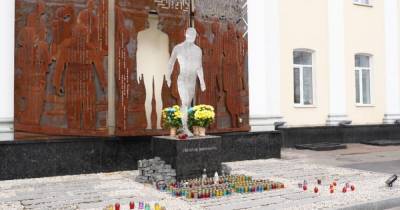 В Житомире неизвестный камнем повредил памятник Героям Небесной Сотни (ФОТО, ВИДЕО)