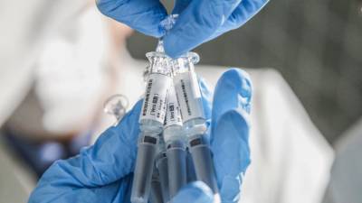 Китай упрощает въезд для иностранцев, которые сделали прививки против COVID-19 его препаратами