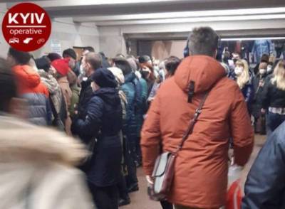 В киевском метро из-за новых турникетов образовались огромные очереди (ФОТО)