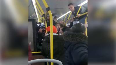 Пассажиры автобуса устроили драку из-за мамы с коляской. Видео