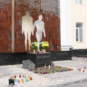 В Житомире неизвестные повредили памятник Героям Небесной Сотни. Фото
