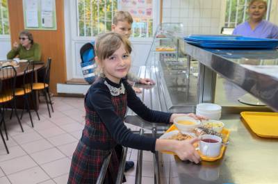 Стало известно, раскладывал ли салат руками повар школьной столовой в Перми – Учительская газета