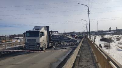 В Кургане на Чеховском мосту с фуры на легковушку упали железные конструкции