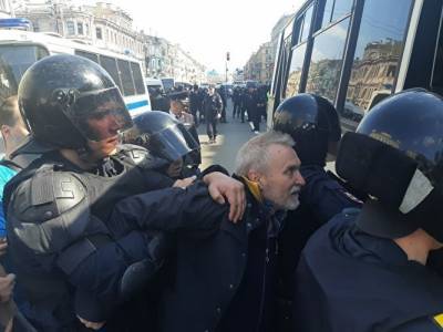 МВД выплатит компенсацию активистам, задержанным на первомайском шествии в Петербурге