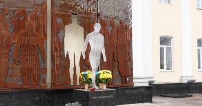 В Житомире неизвестный повредил камнем памятник Героям Небесной Сотни (фото, видео)