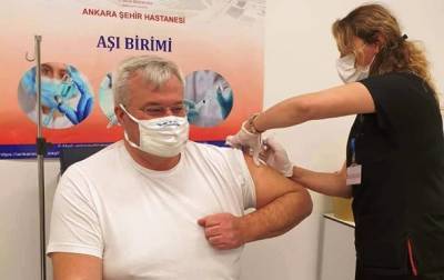 "Вроде, живы": посол Украины в Турции получил COVID-вакцину