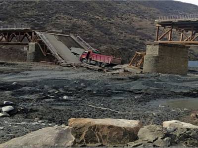 В Дагестане под «КАМАЗом» рухнул едва державшийся мост (фото)