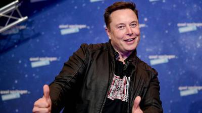 Илон Маск сменил официальное название своей должности в Tesla на «технокороля»