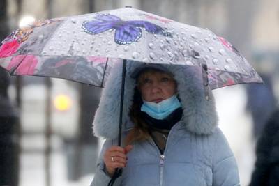 Российский врач оценила влияние дождливой погоды на распространение коронавируса