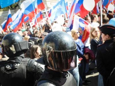 Полиция выплатит компенсацию петербуржцам за незаконное задержание на первомайском шествии