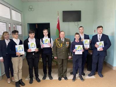 «Мы – граждане Республики Беларусь». В гимназии №10 Гродно 25 учеников получили свои первые паспорта