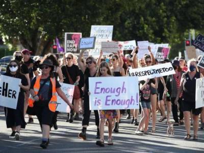 Женщины Австралии устроили массовый митинг