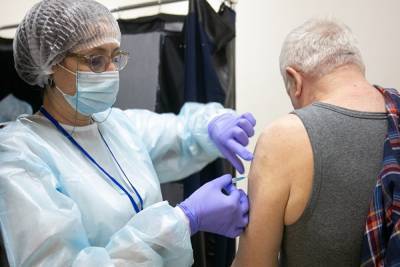 В Петербурге запасов первого компонента вакцины от коронавируса хватит на неделю