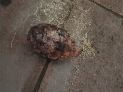 Дворник нашел старую гранату на Гатчинской улице в Петебурге — фото