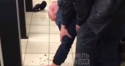 В Хмельницком охранник супермаркета разбил голову посетителю: видео