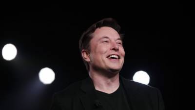 Илон Маск сменил официальное название своей должности в Tesla на "технокороля"