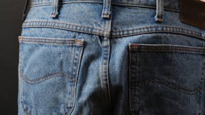 Некачественная краска джинсов испортила салон дорогой иномарки в Саранске