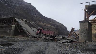 Мост рухнул под движущимся самосвалом в Дагестане — видео