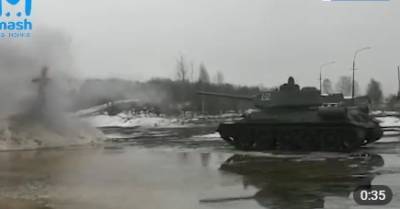 В милитари-парке Петербурга чучело масленицы сожгли выстрелом из танка