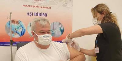 «Вроде живы». Посол Украины в Турции с женой привились вакциной CoronaVac