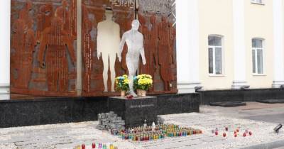 В Житомире неизвестный разбил памятник Героям Небесной Сотни: потенциальный злоумышленник попал на видео (6 фото)