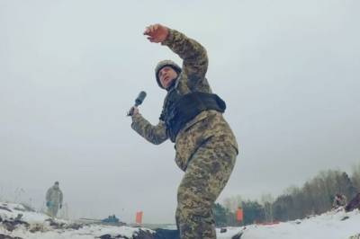 Мэр Киева Кличко в ходе тренировки на полигоне учился бросать гранату