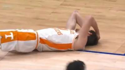 Баскетболист отправил соперника в нокаут ударом локтя с разворота: видео