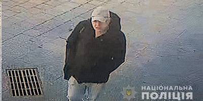 В Житомире мужчина побил камнем памятник Небесной сотне, полиция установила личность вандала - Фото и видео - ТЕЛЕГРАФ