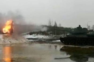 В Петербурге чучело Масленицы расстреляли из танка
