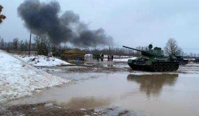 В Петербурге чучело Масленицы расстреливали из танка