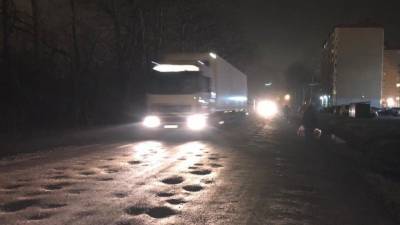 Российским водителям советуют держаться подальше от грузовиков в оттепель