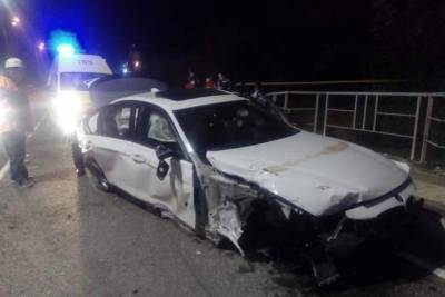 В Сочи погиб пассажир влетевшей в отбойник иномарки