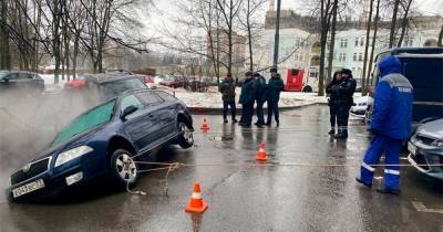 Два автомобиля в Москве провалились под землю