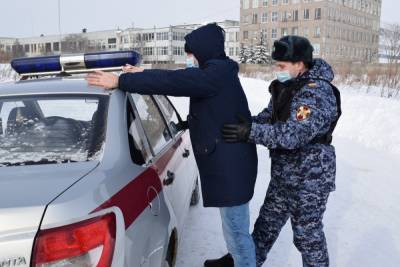 В Нижнем Новгороде росгвардейцы задержали находившегося в розыске мужчину