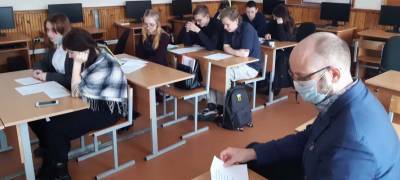 Консул Финляндии в Петрозаводске подарил учебники школьникам в поселке Карелии