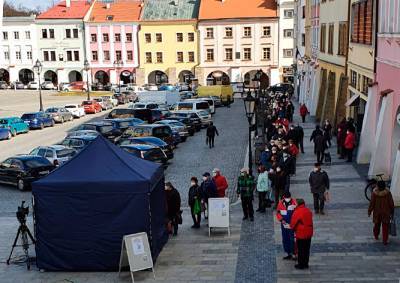 В чешском городе пенсионеры выстроились в очередь за бесплатными респираторами
